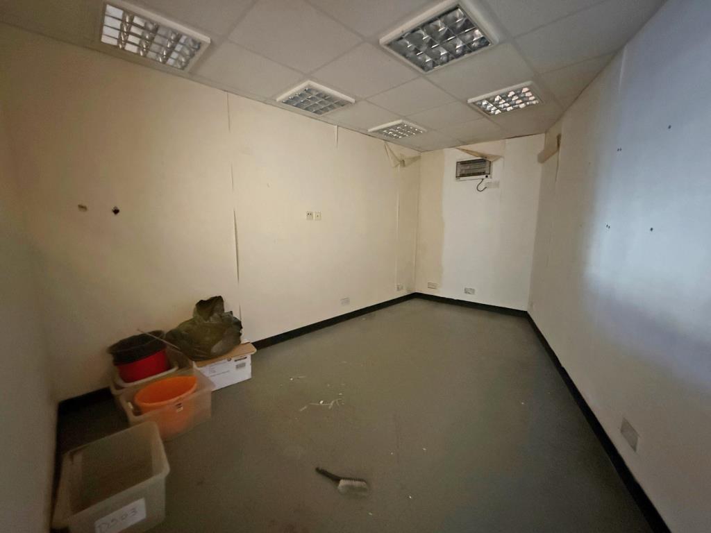 Lot: 100 - COMMERCIAL UNIT FOR REPAIR AND IMPROVEMENT - Room inside unit
